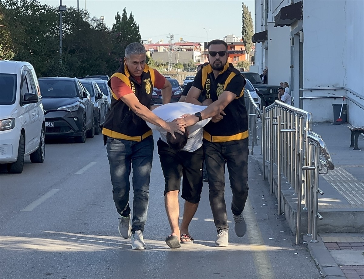 Adana'nın merkez Seyhan ilçesinde 8 yaşındaki çocuğu evinin önünde darbeden şüpheli gözaltına...