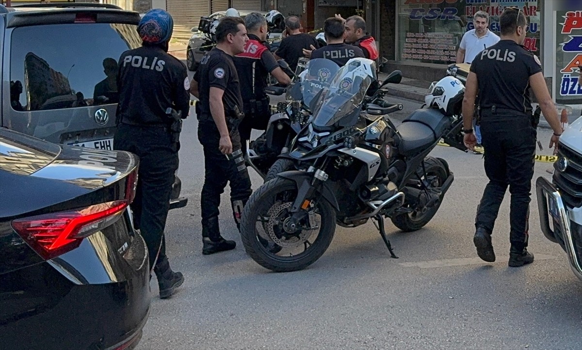 Adana'nın merkez Seyhan ilçesindeki bir kafeye av tüfeğiyle ateş açıldı. Olay yerine polis...