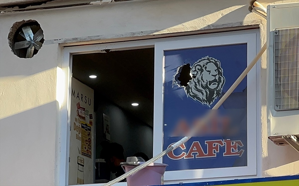 Adana'nın merkez Seyhan ilçesindeki bir kafeye av tüfeğiyle ateş açıldı. Olay yerine polis...