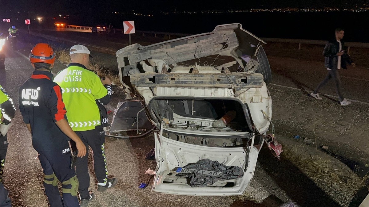 Adıyaman'da otomobilin şarampole devrilmesi sonucu 4 kişi ağır yaralandı.