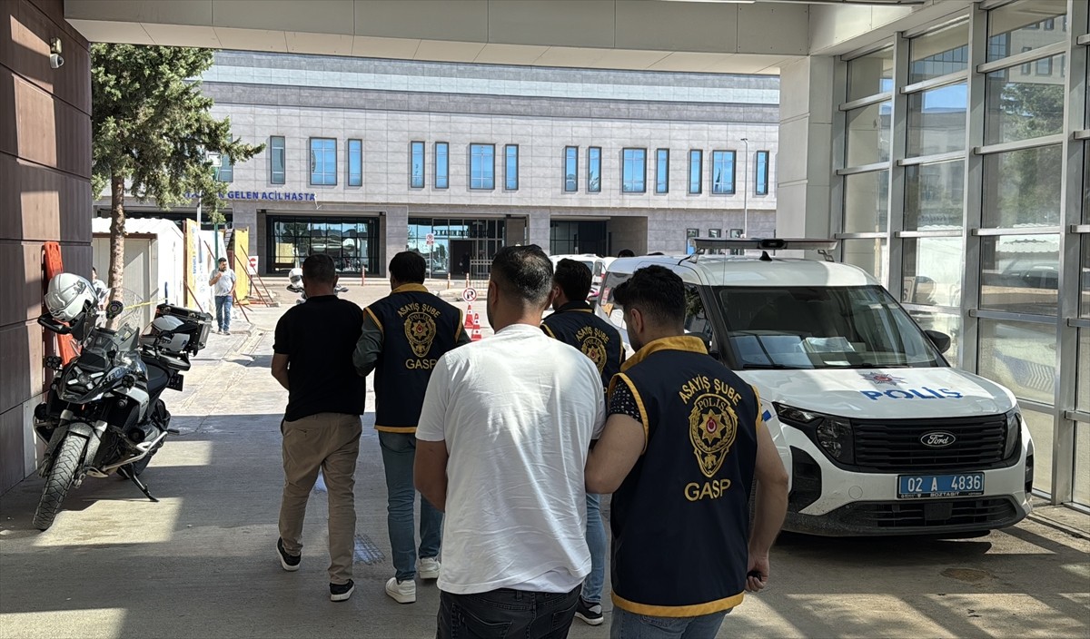 Adıyaman'da "kasten adam öldürme" olayıyla ilgili görülen dava öncesi, husumetli taraflardan...