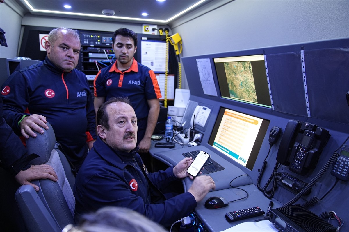 AFAD Başkanı Ali Hamza Pehlivan (sağda), İzmir'in Foça ilçesinde yaşanan sağanak sonrası Yeni...