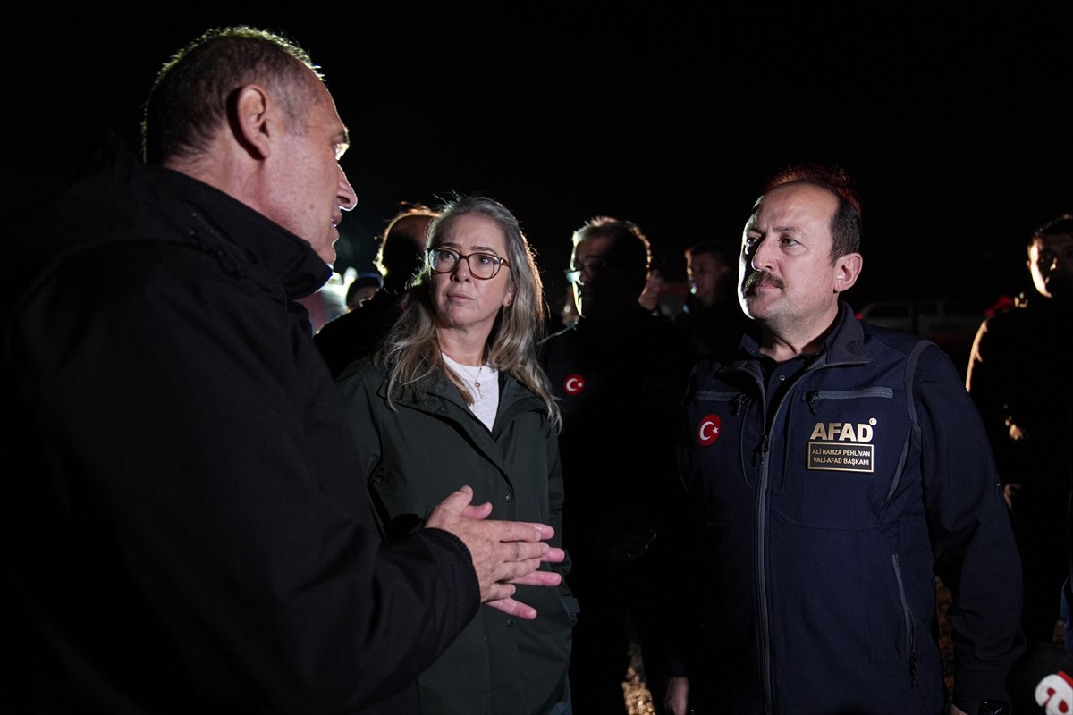 AFAD Başkanı Ali Hamza Pehlivan (sağda), İzmir'in Foça ilçesinde yaşanan sağanak sonrası Yeni...