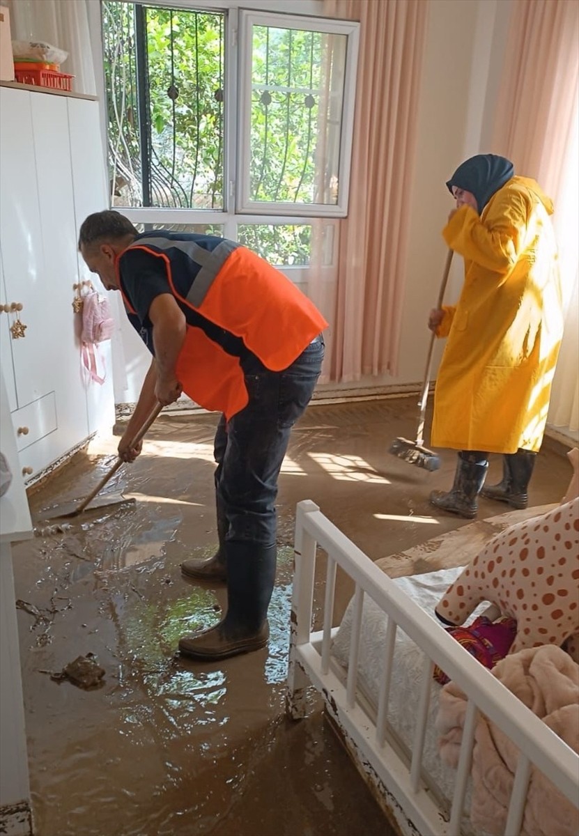 Afet ve Acil Durum Yönetimi Başkanlığı (AFAD), Hatay'ın Payas ilçesindeki sağanak sonrası sel ve...