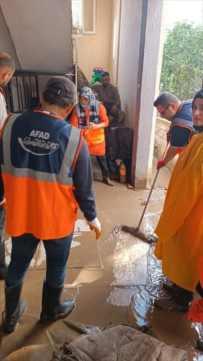Afet ve Acil Durum Yönetimi Başkanlığı (AFAD), Hatay'ın Payas ilçesindeki sağanak sonrası sel ve...