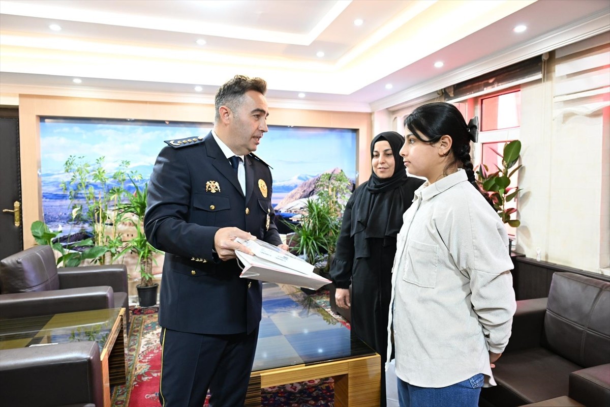 Ağrı'da, öğrenci Asmin Erdem Atatürk Anıtı'nı silerek çelenk üzerindeki ay-yıldızlı bayrağı öpüp...