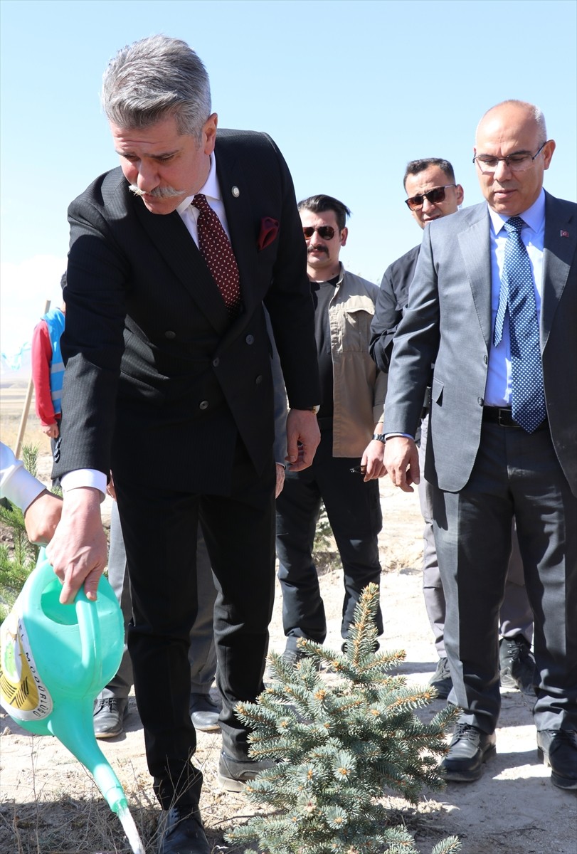 Ağrı'da yükümlüler, hayatlarında yeni bir başlangıcın simgesi olarak kendi adlarına fidan dikti....