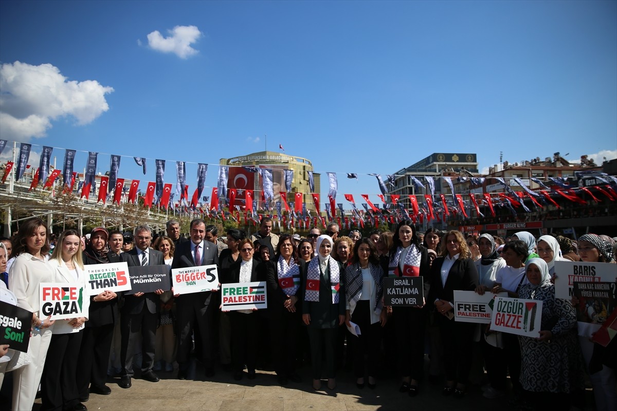 Aile ve Sosyal Hizmetler Bakanı Mahinur Özdemir Göktaş (ortada), Aydın'da "Gazze İçin Sessiz...