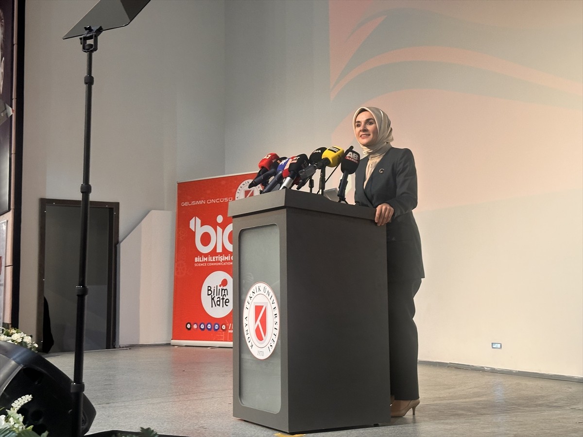 Aile ve Sosyal Hizmetler Bakanı Mahinur Özdemir Göktaş (sol 3), Konya Teknik Üniversitesi (KTÜN)...