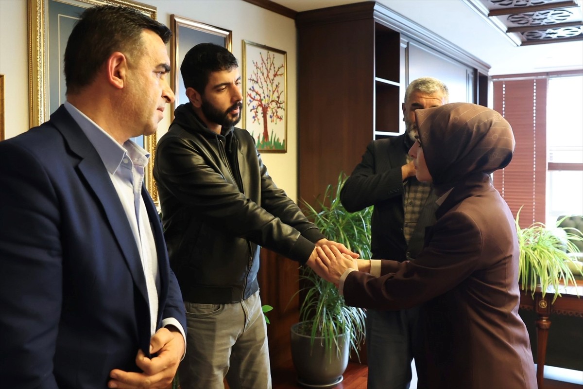 Aile ve Sosyal Hizmetler Bakanı Mahinur Özdemir Göktaş, Van Gölü kıyısında cansız bedeni bulunan...