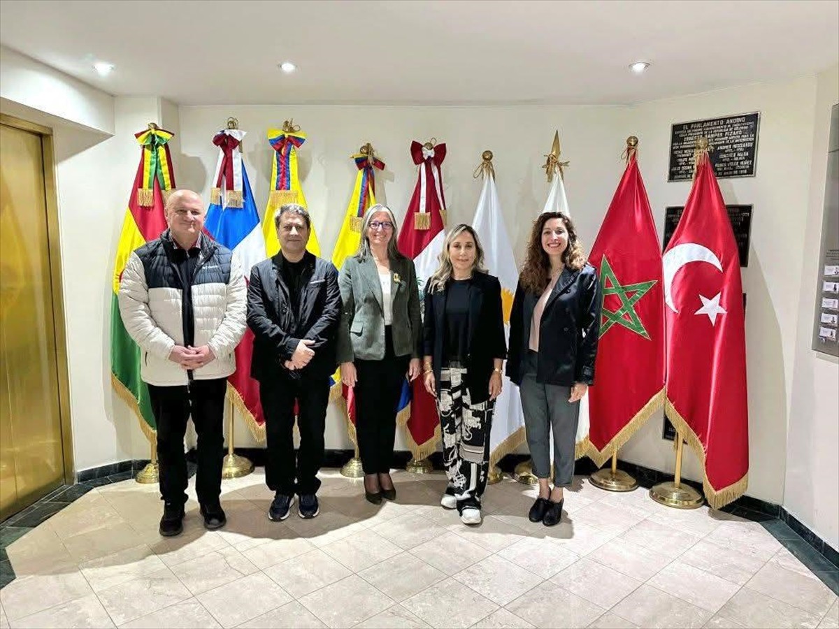 AK Parti Antalya Milletvekili ve AND Parlamentosu Türk Grubu Başkanı Tuba Vural Çokal (sağda)...