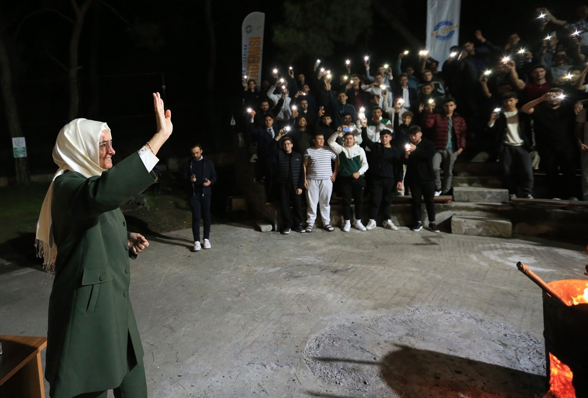 AK Parti Genel Başkan Yardımcısı Fatma Betül Sayan Kaya (ortada), AK Parti tarafından Kırkağaç...