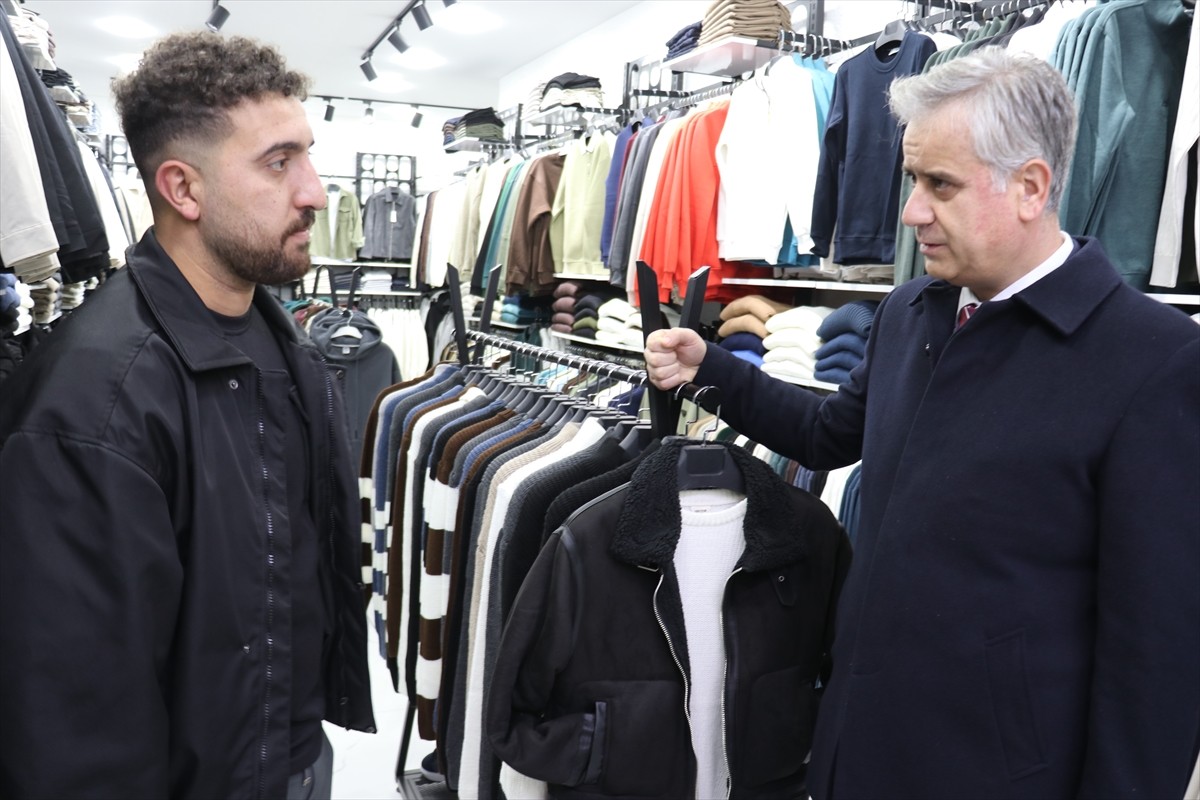 AK Parti Genel Başkan Yardımcısı Hasan Basri Yalçın, Ağrı'da esnaf ziyaretinde bulundu. Yalçın...