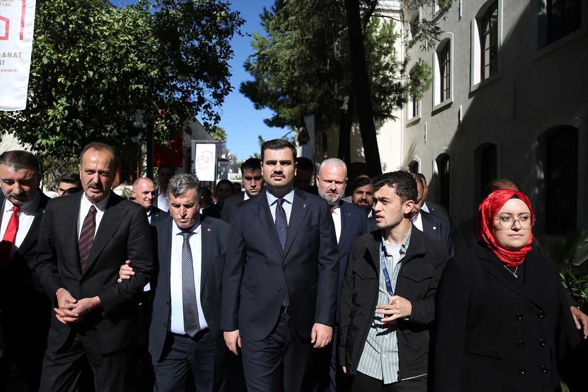 AK Parti Genel Sekreteri ve İzmir Milletvekili Eyyüp Kadir İnan (ortada), İzmir Kültür Yolu...