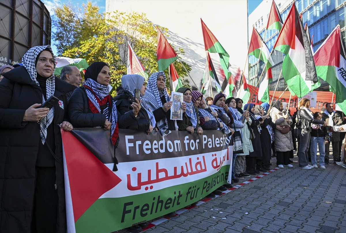 Almanya'nın başkenti Berlin'de Filistin'e destek amacıyla gösteri düzenlendi. Berlin'in Mitte...