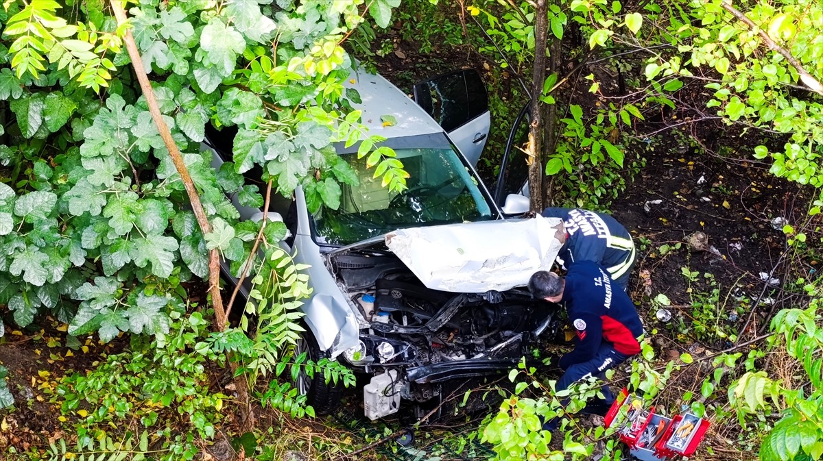 Amasya'da otomobilin bahçeye devrilmesi sonucu 4 kişi yaralandı.