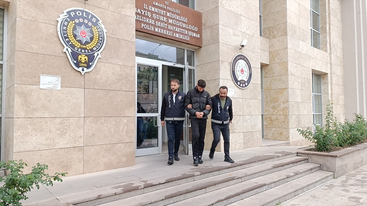 Amasya'da sosyal medyadan tanıştığı kişilere şantaj yaptıkları iddiasıyla gözaltına alınan 4...