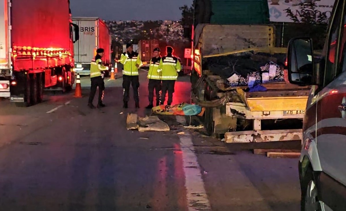 Anadolu Otoyolu'nun Sakarya kesiminde aracının patlayan lastiğini değiştirdiği esnada tırın...