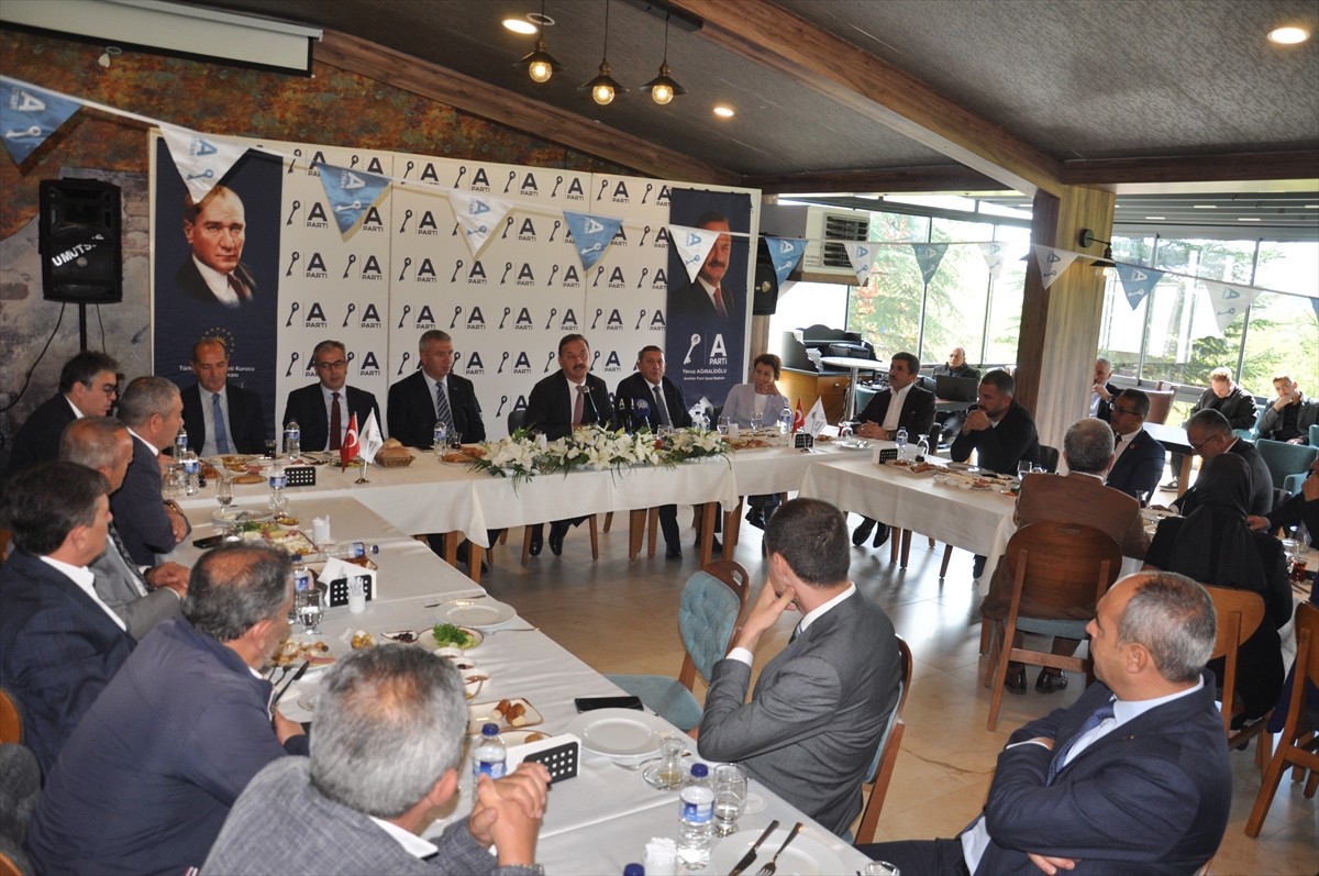 Anahtar Parti Genel Başkanı Yavuz Ağıralioğlu, Kütahya’da bir davet salonunda düzenlenen Halk...
