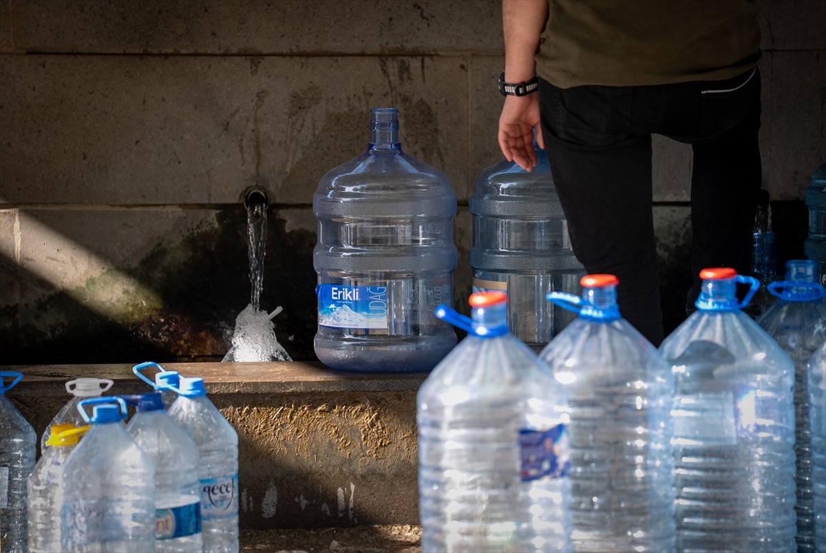 Ankara'nın Mamak ilçesinde su kesintisi nedeniyle vatandaşlar çeşmelerden su dolduruyor.