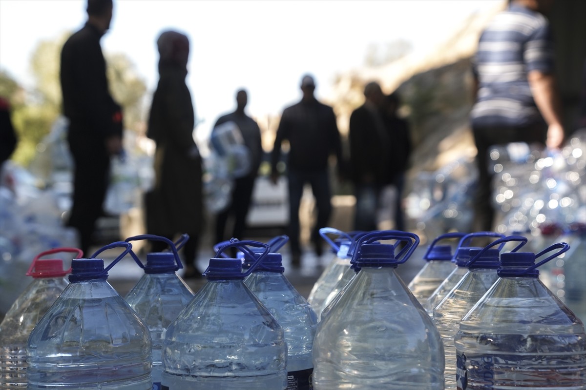 Ankara'nın Mamak ilçesinde yaşanan su kesintisi nedeniyle vatandaşlar çevrede bulunan çeşmelerden...