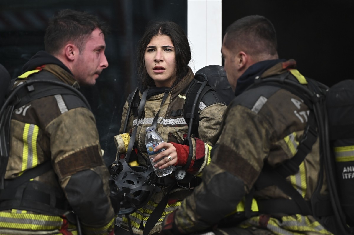 Ankara'nın Yenimahalle ilçesinde bir iş yerinde çıkan yangına müdahale ediliyor. Ostim Organize...