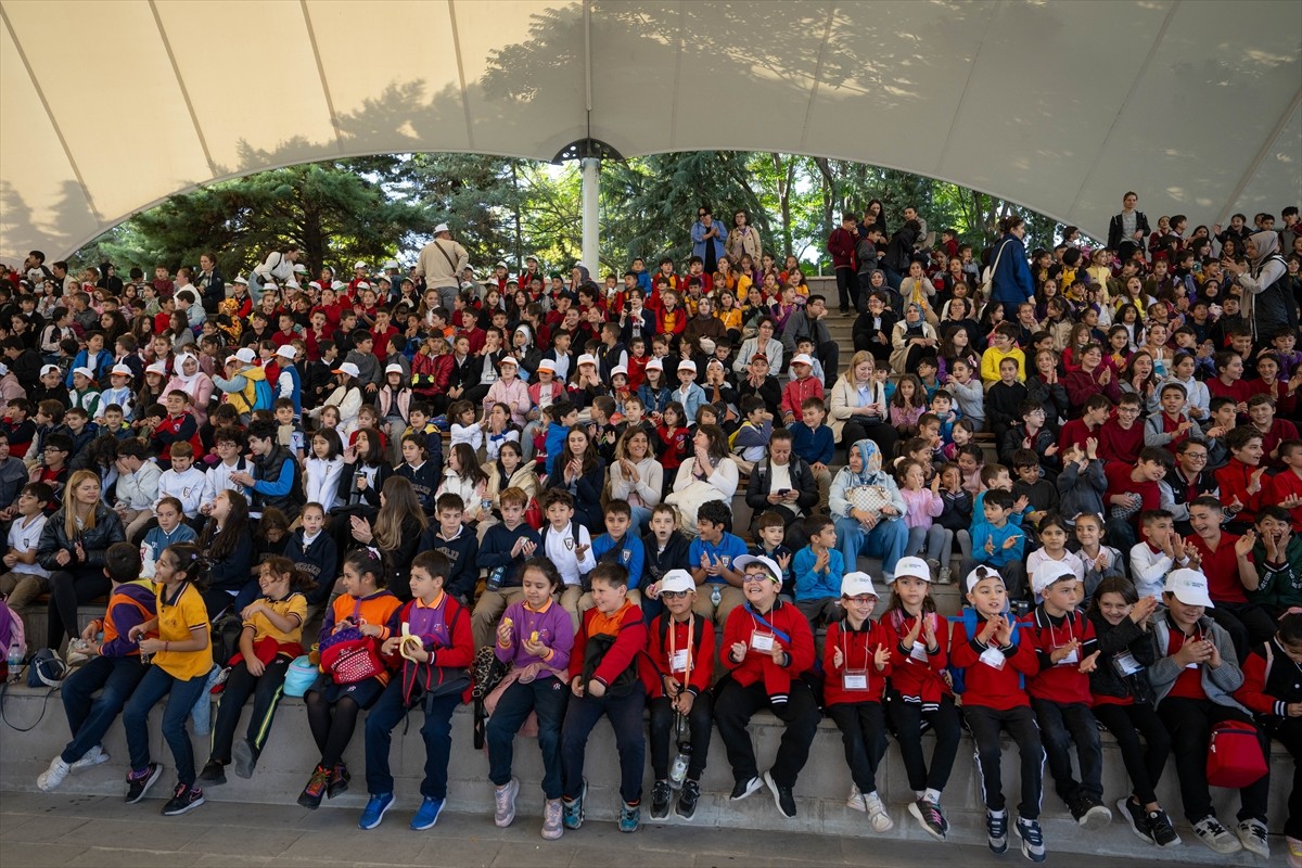 Ankara Üniversitesi Çocuk Bilim Merkezi Koordinatörlüğünce öğrencilerin katılımıyla "bilim...