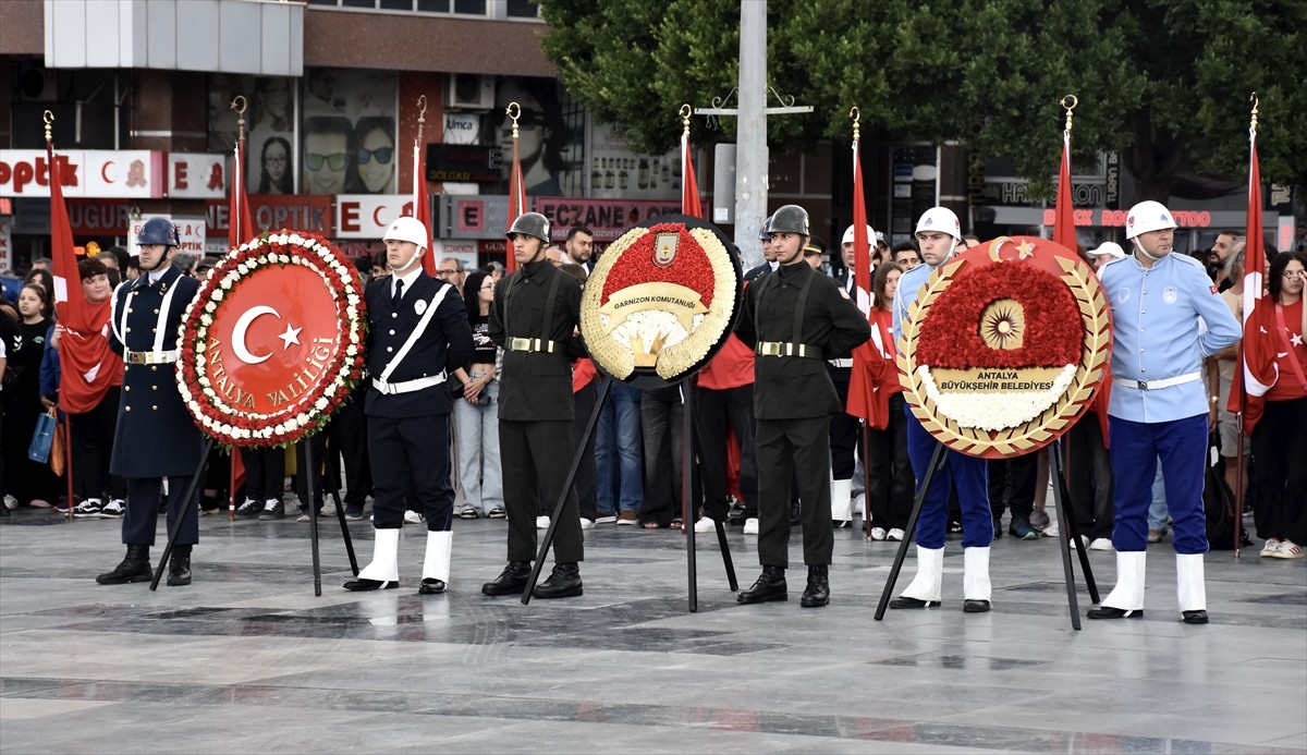 Antalya'da 29 Ekim Cumhuriyet Bayramı dolayısıyla çelenk sunma töreni gerçekleştirildi.