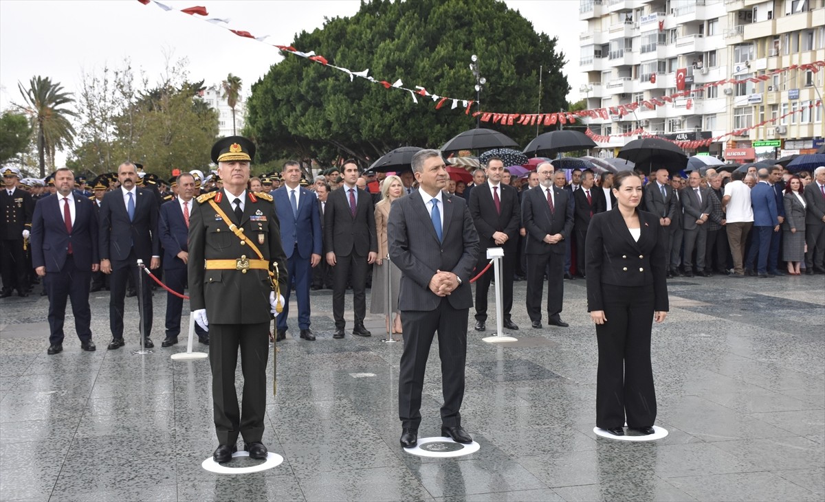 Antalya'da 29 Ekim Cumhuriyet Bayramı dolayısıyla çelenk sunma töreni gerçekleştirildi.
