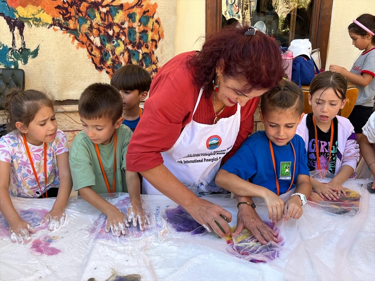 Antalya'da, Muratpaşa Belediyesince bu yıl 10'uncusu düzenlenen Uluslararası Kaleiçi Old Town...