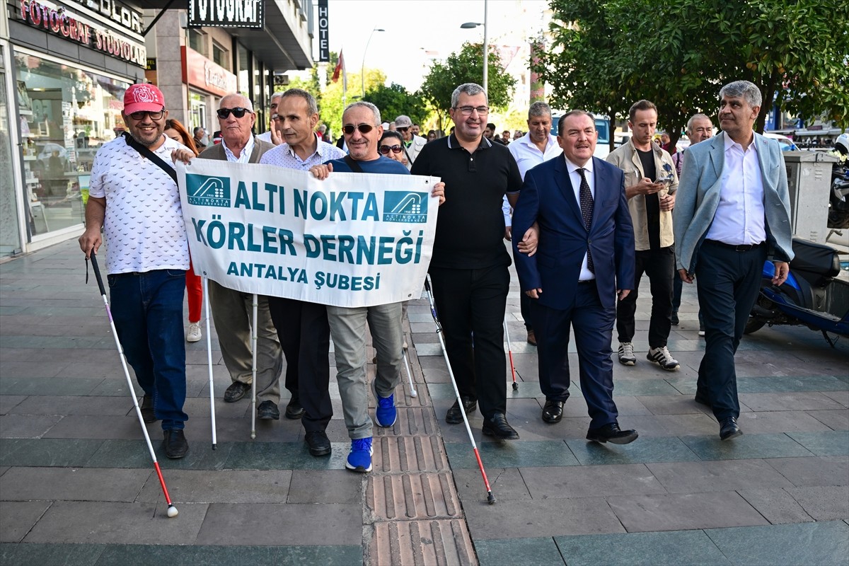 Antalya'da "Beyaz Baston Güvenlik Günü Kılavuz Çizgisini Terk Et, Beyaz Bastonu Fark Et" yürüyüşü...
