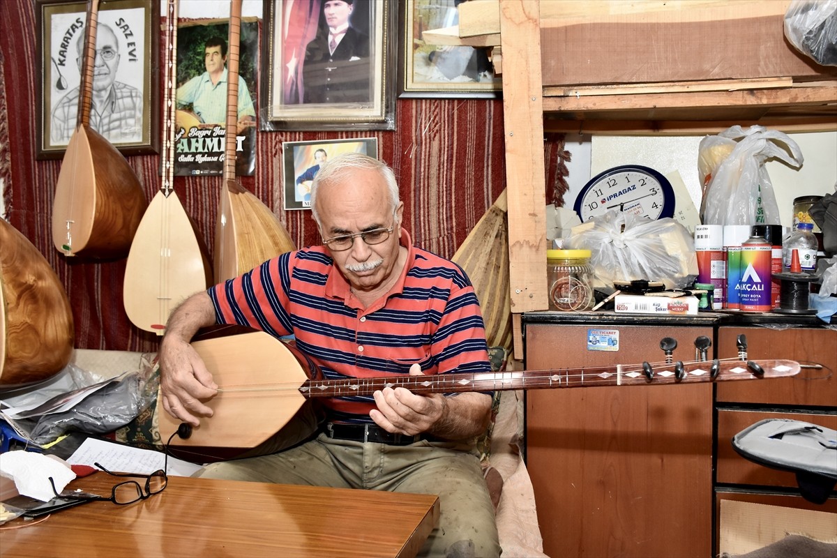 Antalya'da yaşayan 68 yaşındaki Ramazan Karataş, dedesinin gramofonundan dinlediği ve satın...