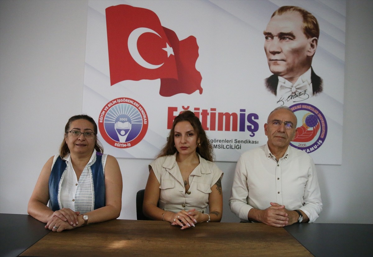 Antalya'nın Alanya ilçesinde bir ilkokulda öğretmene tokat attığı iddia edilen veli tutuklandı....