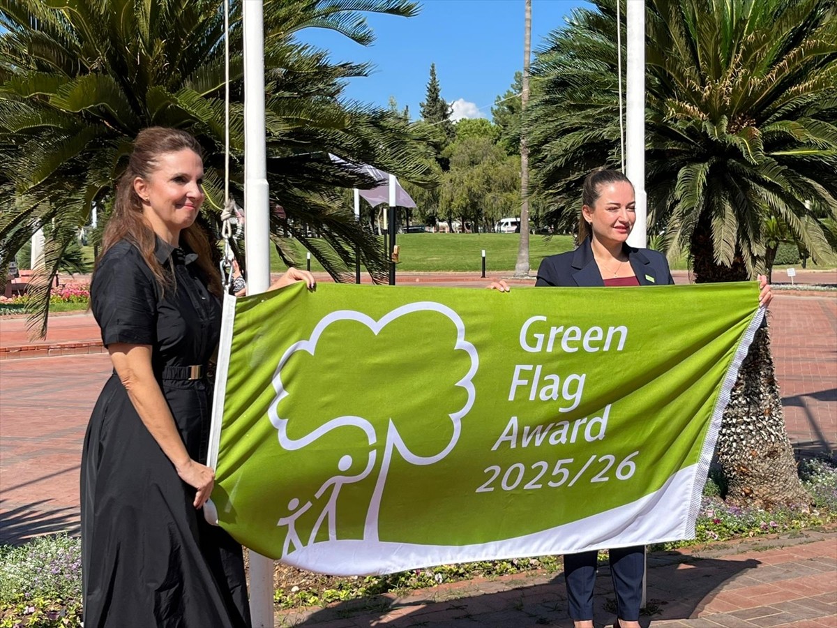Antalya'nın en büyük kent parklarından Atatürk Kültür Parkı, Yeşil Bayrak ödülüne layık görüldü....
