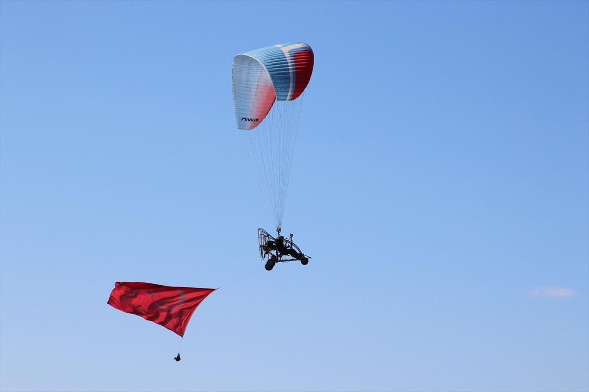 Antalya'nın Kaş ilçesinde 29 Ekim Cumhuriyet Bayramı kutlamaları kapsamında 50 paraşütçü Türk...