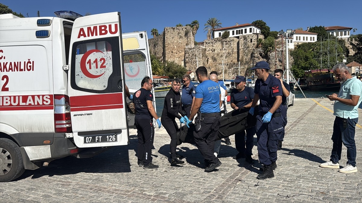 Antalya'nın Muratpaşa ilçesinde falezlerden denize düşen kadın hayatını kaybetti.