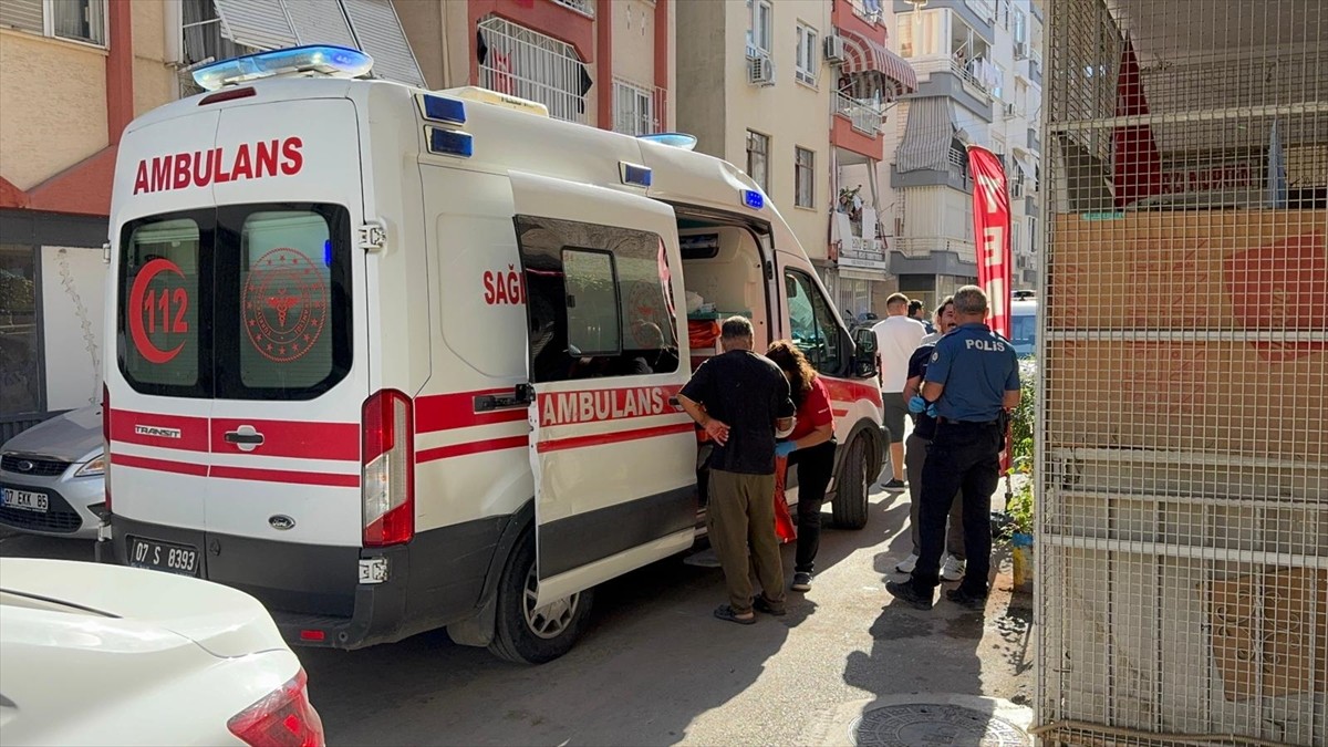 Antalya'nın Muratpaşa ilçesinde komşular arasında çıkan bıçaklı kavgada bir kişi yaralandı. Olay...