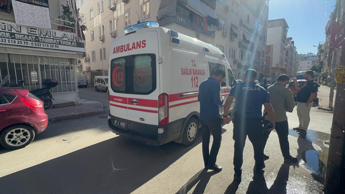 Antalya'nın Muratpaşa ilçesinde komşular arasında çıkan bıçaklı kavgada bir kişi yaralandı. Olay...