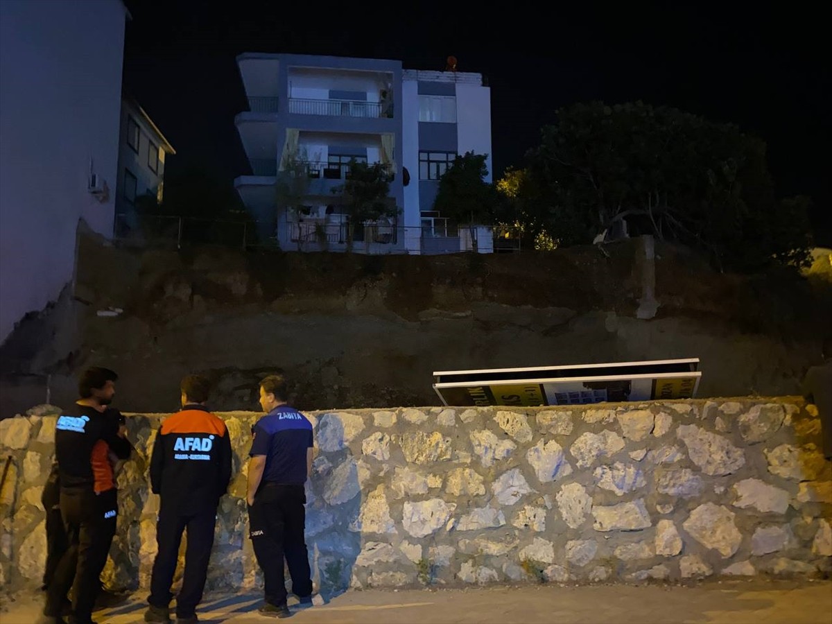 Antalya'nın Serik ilçesinde inşaat kazı çalışmaları sırasında meydana gelen göçükte zarar gören 2...