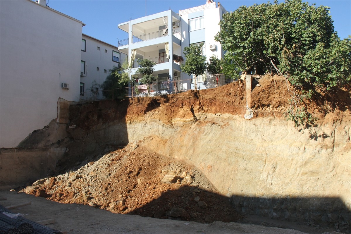 Antalya'nın Serik ilçesinde inşaat kazısı çalışmaları sırasında meydana gelen göçükte zemininde...