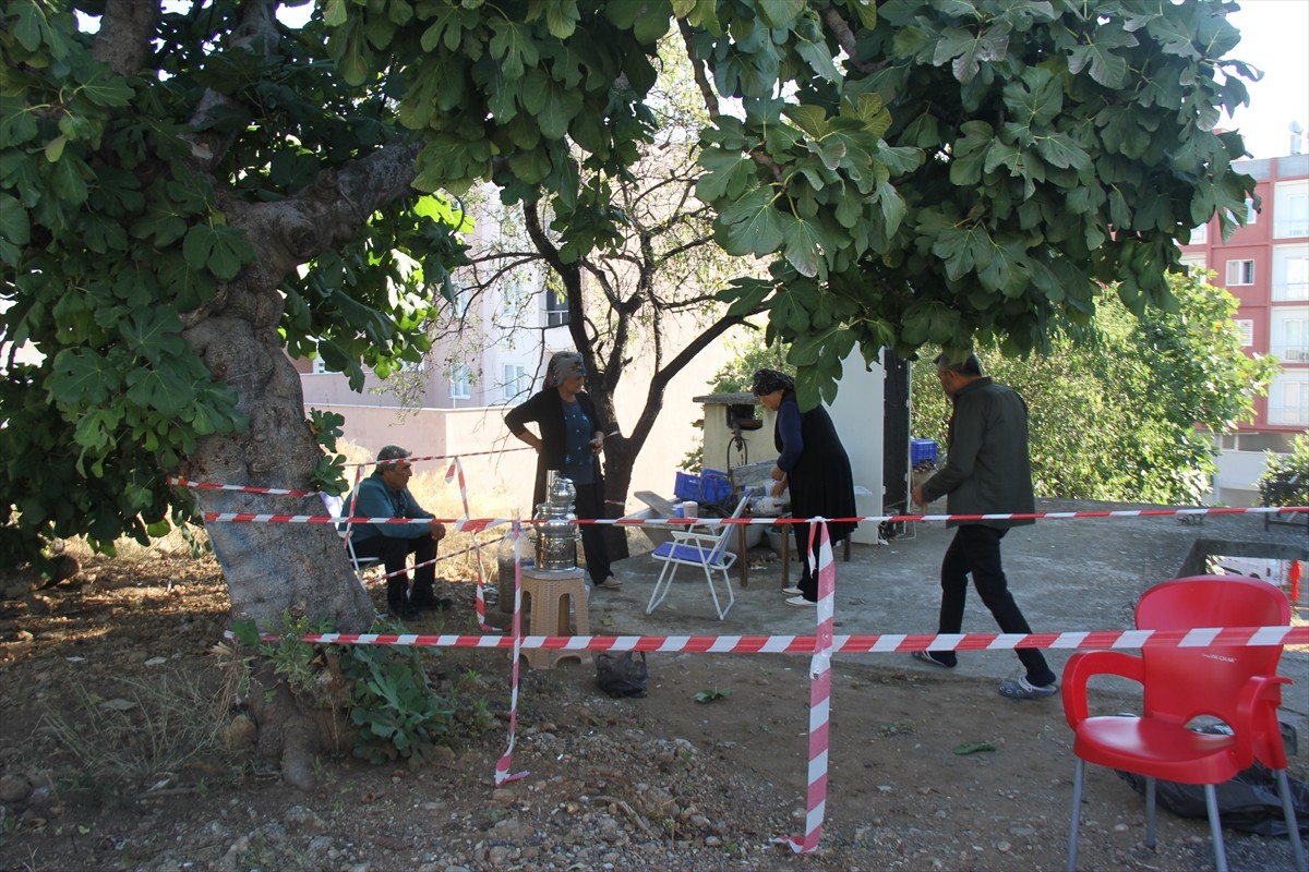 Antalya'nın Serik ilçesinde inşaat kazısı çalışmaları sırasında meydana gelen göçükte zemininde...