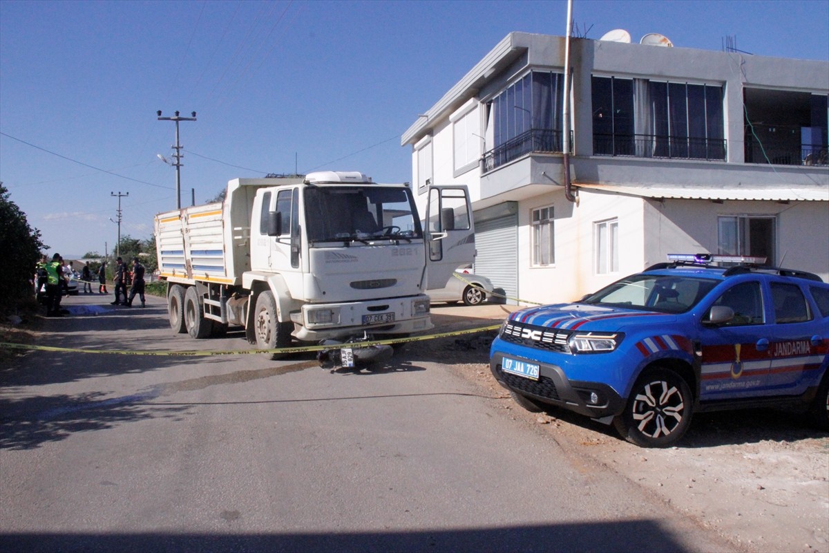 Antalya'nın Serik ilçesinde kamyonla çarpışan motosikletin sürücüsü öldü. Kaza yerine sağlık ve...