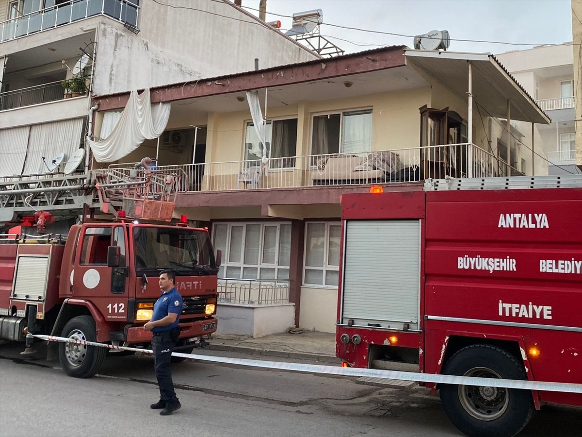 Antalya'nın Serik ilçesinde, yangın çıkan evdeki muhabbet kuşu itfaiye ekibince kurtarıldı.