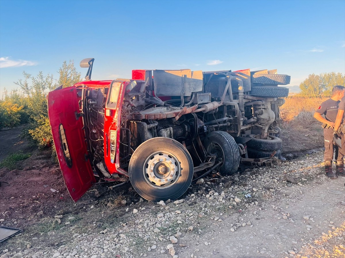 Antalya'nın Serik ilçesinde yangına müdahaleye giderken kaza yapan itfaiye aracındaki 2 kişi...