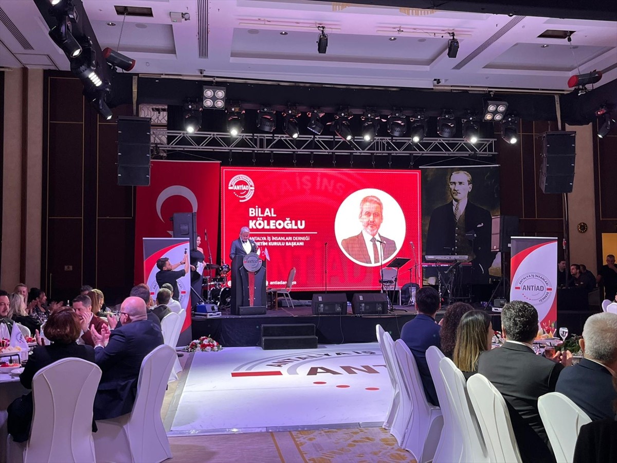 Antalya İş İnsanları Derneği (ANTİAD) üyeleri, 29 Ekim Cumhuriyet Bayramı dolayısıyla düzenlenen...