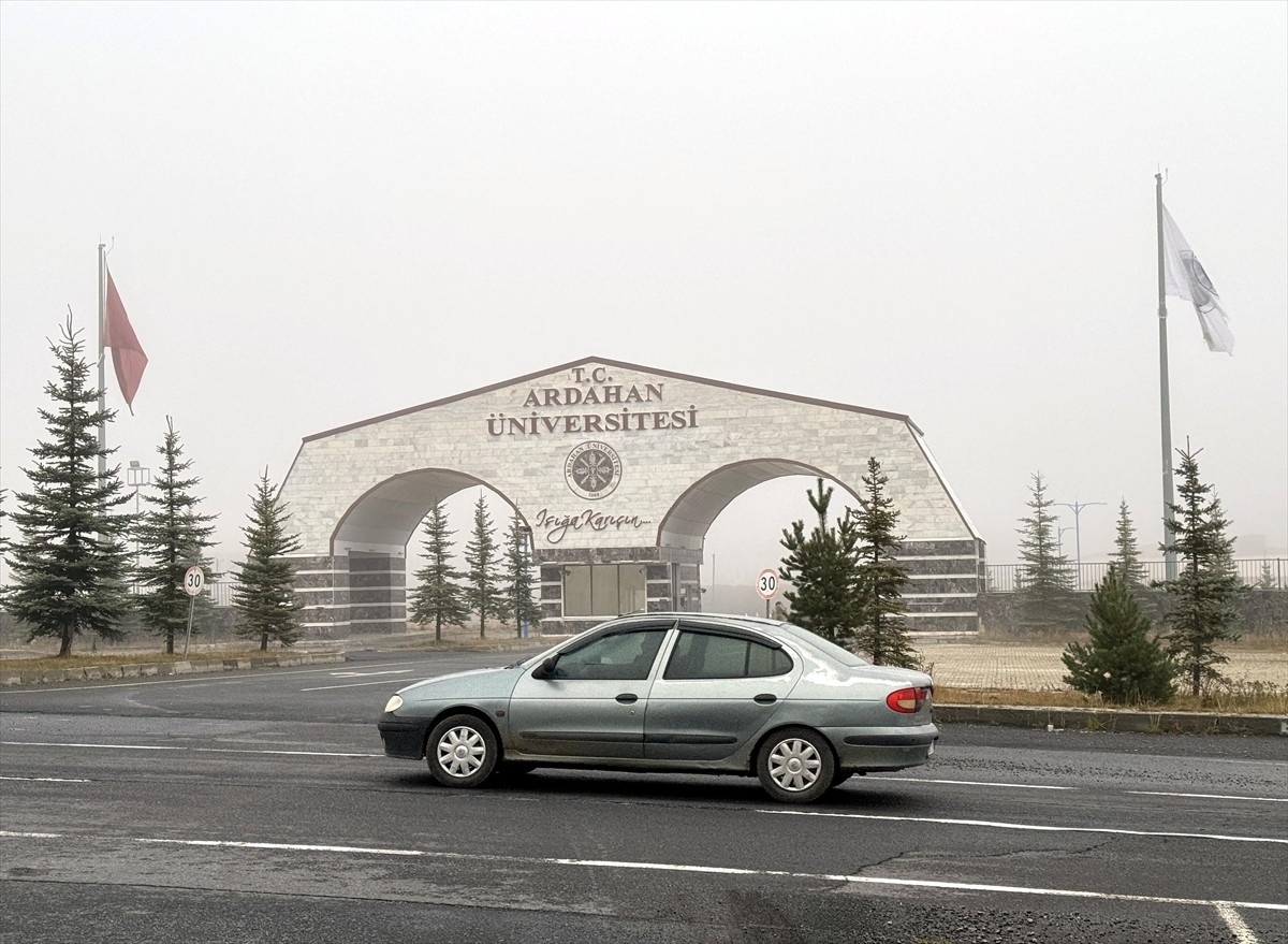 Ardahan'da etkili olan sis görüş mesafesini düşürdü. Sis, Ardahan-Kars kara yolu başta olmak üzere...