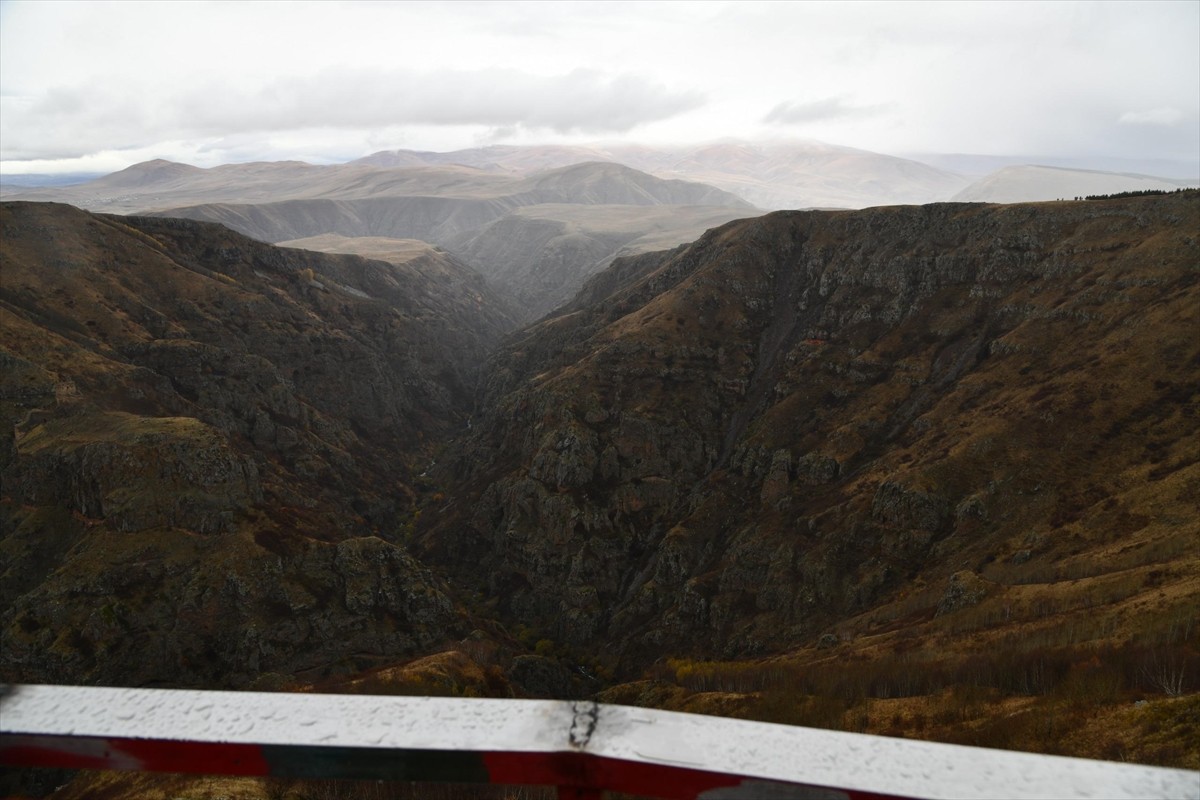 Ardahan'ın Çıldır ilçesindeki Karaçay Kanyonu'nda, tarihi Şeytan Kalesi'nin de izlenebileceği...