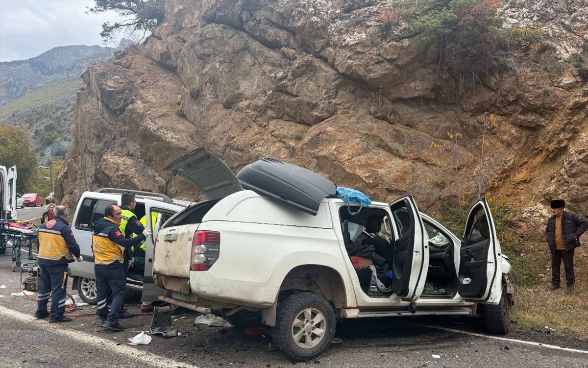 Artvin'in Şavşat ilçesinde üç aracın karıştığı trafik kazasında 4 kişi yaralandı. Bölgeye 112 Acil...