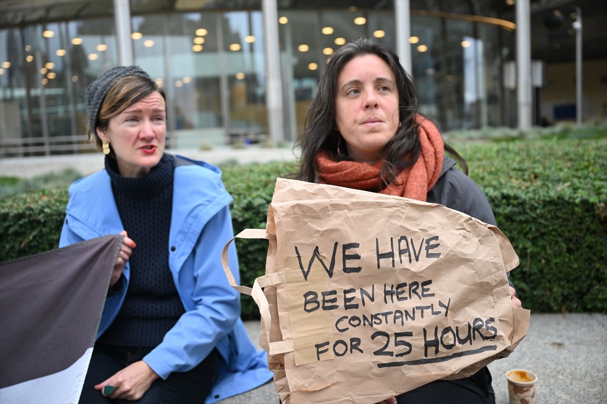 Avrupa Birliği (AB) Komisyonu binasının önünde bir araya gelerek geceyi geçiren bir grup, ateşkes...