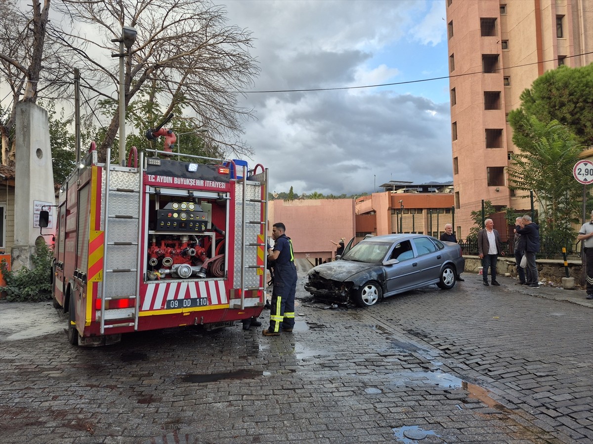 Aydın'ın Efeler ilçesinde seyir halindeki otomobilde çıkan yangın itfaiye ekiplerinin...